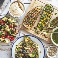 Berenjenas asadas y ensalada, menú para mamás vegetarianas y veganas