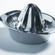 Exprimidor de cítricos manual de color gris sobre un fondo blanco