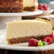 Cheesecake neoyorquino con frambuesas para celebrar su Día Internacional.