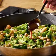 Ensalada de brócoli y hongos aderezada con salsa hoisin en una sartén wok