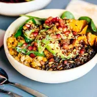 Lentejas, arroz, palta y semillas en un almuerzo sin gluten.