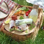 Picnic con alimentos envueltos en papel film