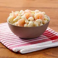 Tazón de ceviche nikkei sobre mesa