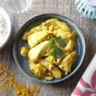 Plato de ají de gallina con pollo en salsa amarilla servido con arroz blanco