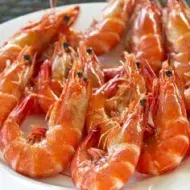 Platillo de gambas frescas.