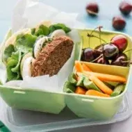 Topper con snacks bajos en calorías para merendar.