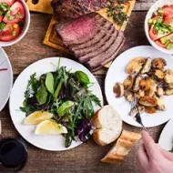 Varios alimentos que contengan hierro en la mesa