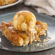 Caramelizar fruta: piña y cerezas en pastel