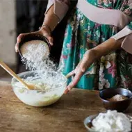 Persona preparando pan ciabatta