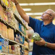 Hombre eligiendo comidas de dieta