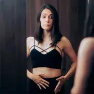 Mujer pensando en cómo deshinchar el estómago