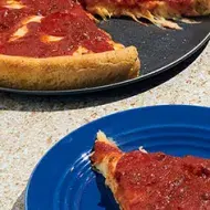 Pizza chicago sobre plato azul.