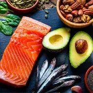 El omega 3 es un ácido graso que puede provenir de varios ingredientes distintos tanto animales como vegetales.