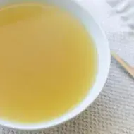 Fumet de pescado en un tazón 