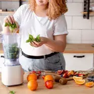 joven intentando un menú vegano