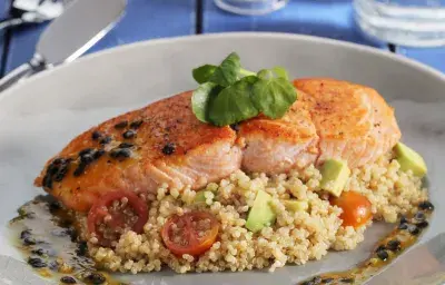 Salmón sellado con Salsa de Maracuyá y Quinoa