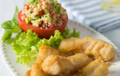 Tomate relleno con Cou Cous verde y Finger de Pescado Frito Tomate relleno con Cou Cous verde y Finger de Pescado Frito