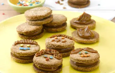 Alfajores integrales rellenos de manjar Alfajores integrales rellenos de manjar