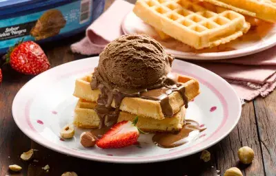 Wafles con Helado Y Chocolate Wafles con Helado Y Chocolate
