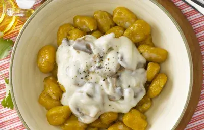 Gnocchi de Zapallo con Salsa de Queso y Champiñones Gnocchi de Zapallo con Salsa de Queso y Champiñones