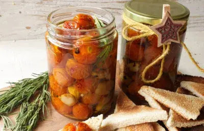 Tomates y ajo en conserva de oliva Tomates y ajo en conserva de oliva