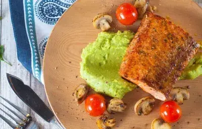 Salmón sazonado al Pimentón con Puré de Palta Salmón sazonado al Pimentón con Puré de Palta