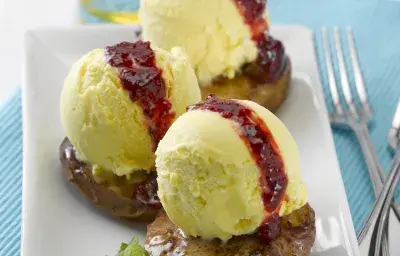 Duraznos caramelizados con helado