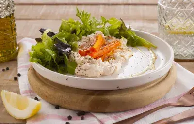 Cremoso de salmón con ensalada y zanahorias