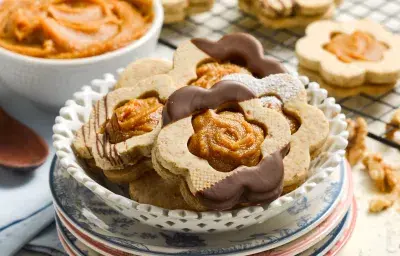 Galletas de Nueces con centro de Lúcuma Galletas de Nueces con centro de Lúcuma