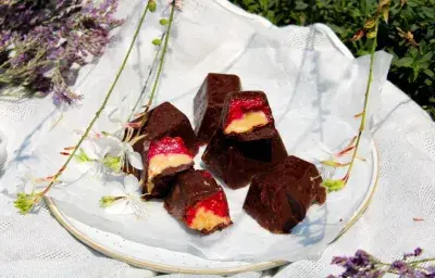 Bombones de frambuesa y mantequilla de maní Bombones de frambuesa y mantequilla de maní