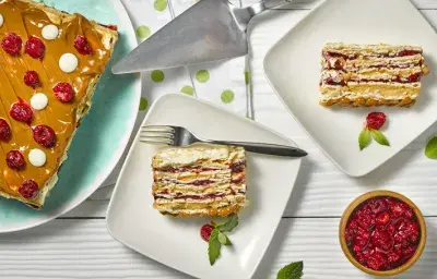 TORTA SIN HORNO CON CREMA DE MANJAR Y FRUTOS ROJOS TORTA SIN HORNO CON CREMA DE MANJAR Y FRUTOS ROJOS