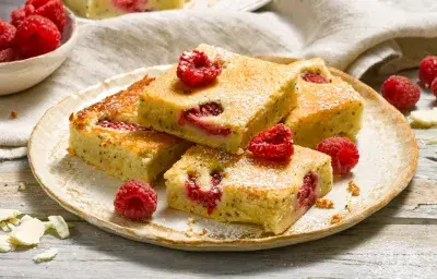 Blondie de frambuesas, amapola y limón Blondie de frambuesas, amapola y limón