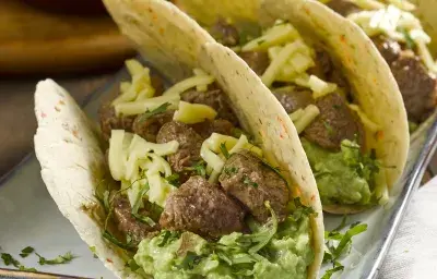 BURRITOS CON GUACAMOLE Y SALTEADO DE CARNE BURRITOS CON GUACAMOLE Y SALTEADO DE CARNE
