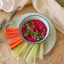 Hummus de betarraga y Nestúm® con palitos de verduras