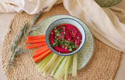 Hummus de betarraga y Nestúm® con palitos de verduras Hummus de betarraga y Nestúm® con palitos de verduras