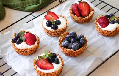 Tartaletas de granola, yoghurt Goodnes ® Skyr y fruta