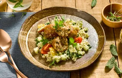 Albondigas crocantes de atún y tabulé de burgol Albondigas crocantes de atún y tabulé de burgol