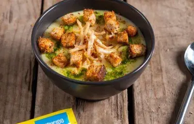 Crema de Choclo con Pesto, Pollo desmenuzado y Crutones al Merkén Crema de Choclo con Pesto, Pollo desmenuzado y Crutones al Merkén