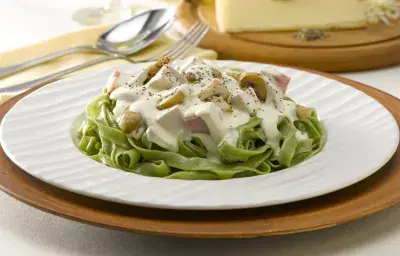 Fetuccinis de Espinacas con Salsa Alfredo Tradicional Fetuccinis de Espinacas con Salsa Alfredo Tradicional
