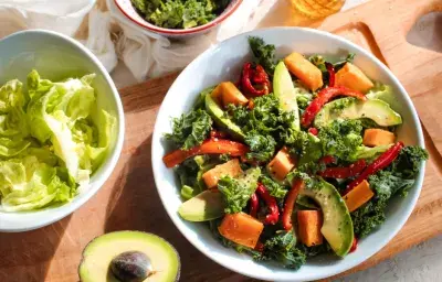 Ensalada de zapallo asado, pimiento, kale y palta Ensalada de zapallo asado, pimiento, kale y palta