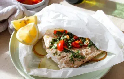 Papillote de reineta en cama de papas Papillote de reineta en cama de papas
