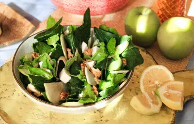 Ensalada de espinaca, manzana verde, quesillo y nueces.