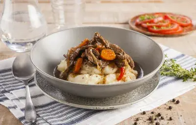 Carne estofada con puré Carne estofada con puré