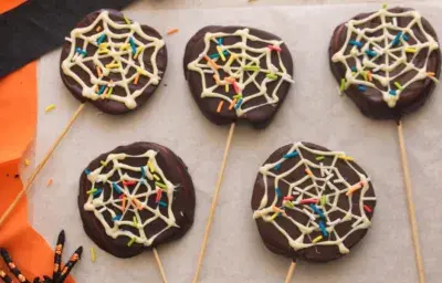 Brochetas de manzana cubiertas con chocolate para Halloween Brochetas de manzana cubiertas con chocolate para Halloween