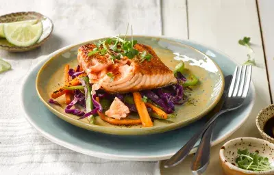 Salmón al horno con salteado de repollo Salmón al horno con salteado de repollo
