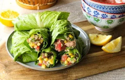 Rollitos de atún envueltos en lechuga Rollitos de atún envueltos en lechuga