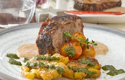 Lomo con Salsa de Frambuesas y Papas al Pesto Lomo con Salsa de Frambuesas y Papas al Pesto