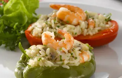 Pimientos Rellenos con Arroz y Camarones Pimientos Rellenos con Arroz y Camarones