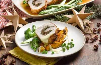 Cerdo relleno con setas acompañado de verduras y papa camote asada Cerdo relleno con setas acompañado de verduras y papa camote asada