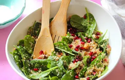 Ensalada de quinoa, espinaca, granada y almendras